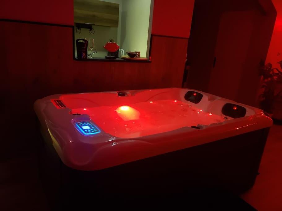 Bulles Etoilees Appartement Avec Jacuzzi Prive Montrevel-en-Bresse ภายนอก รูปภาพ
