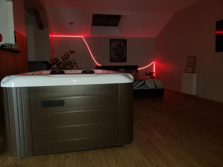 Bulles Etoilees Appartement Avec Jacuzzi Prive Montrevel-en-Bresse ภายนอก รูปภาพ